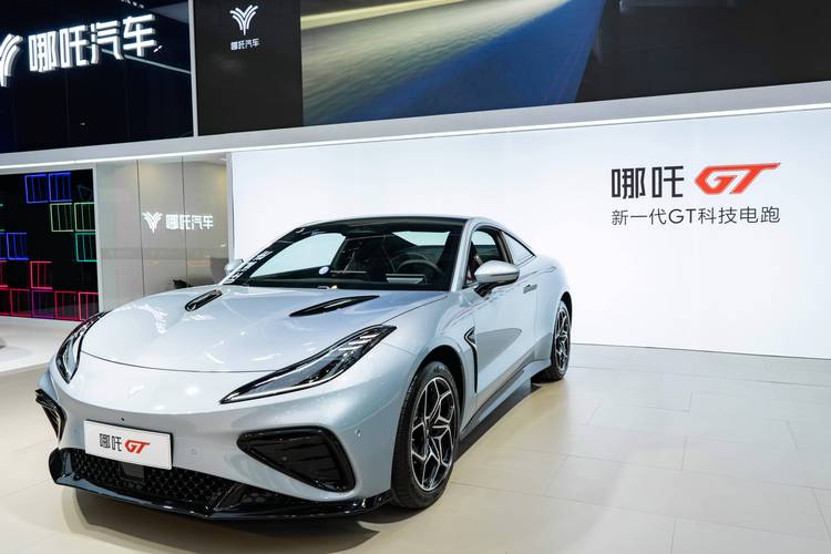 重庆337哪吒汽车在智能汽车领域的表现，领途汽车在新能源汽车市场中的影响力